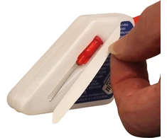 Deluxe Materials preciziniai plastiko klijai
