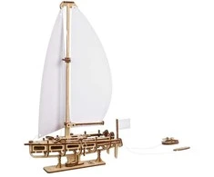 Ugearsmodels Graži vandenyno jachta su baltomis burėmis - mechaninis surinkimo modelis - fanera - 95 elementai - Ugears