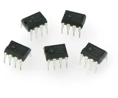 Oem Mažos galios LM393P dviejų kanalų komparatorius - THT DIP8 - 5 vnt