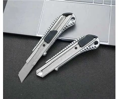 Oem Universalus peilis, metalinis - su ištraukiamu 18mm ašmenimis - popierinis tapetų peilis.
