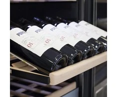 Caso | Išmanusis vyno aušintuvas | WineExclusive 126 | Energijos vartojimo efektyvumo klasė G | Vitrina | Laisvai pastatomas | Butelių talpa 126 buteliai | Aušinimo tipas: Kompresorinė technologija | Juodas