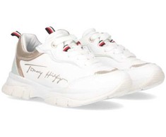 Tommy Hilfiger bateliai