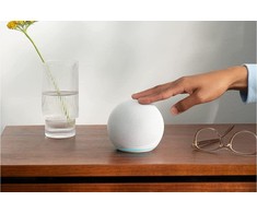 Ausinės Amazon smart speaker Echo Dot 5, glacier baltas