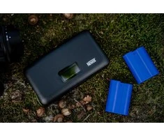 Newell LCD dviejų kanalų įkroviklis su maitinimo bloku ir SD kortelių skaitytuvu NP-FW50 akumuliatoriams, skirtas Sony