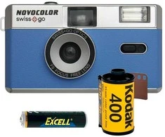 Mėlyna „Novocolor Swiss+Go“ 35 mm analoginė kamera Mėlyna (su juostele, dėklu ir baterija)