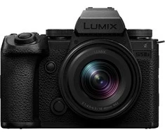 Panasonic Lumix DC-S5 IIX + 18-40mm