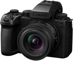 Panasonic Lumix DC-S5 IIX + 18-40mm