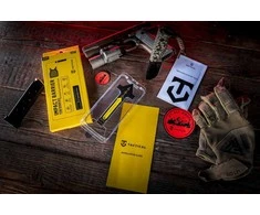 „Tactical Impact Barrier Rookies“ akiniai nuo saulės, skirti „Apple iPhone 17 Pro Max“ telefonui.