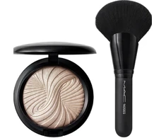 „Trick Of The Light Extra Dimension Skinfinish“ rinkinys MAC makiažui: tekstilinė makiažo dėžutė, bordo spalvos + MAC Multi Face 143S + „Extra Dimension Skinfinish“ paryškinimo pudra, magnetinis patrauklumas, 9 g