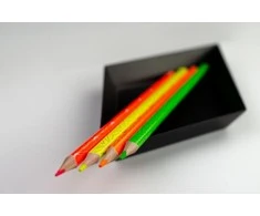 Spalvoti pieštukai KORES KOLORES STYLE, tribriauniai, 3mm, 15 spalvų (2 metalizuotos spalvos ir 1 neoninė)