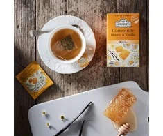 Vaisių ir žolelių arbata AHMAD Camomile Honey &amp; Vanilla, 20 arbatos pakelių x 2 g, vokeliuose