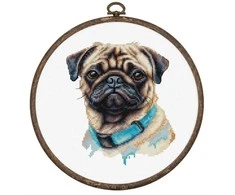 luca S Skaičiuojamas kryželiu siuvinėjimo rinkinys su lankeliu „Mopsas“ 13x15cm SBC230