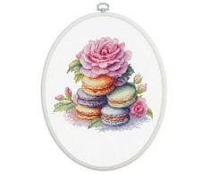 luca S Skaičiuojamas kryželiu siuvinėjimo rinkinys su lankeliu „French Macaron“ 16x15cm SBC226
