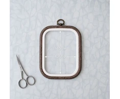 Nurge Pazarlama 12,5x14,5 cm kvadratinė lanksti siuvinėjimo ramė (tamsiai ruda) 230-11BR