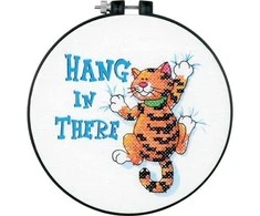 DIMENSIONS Simplicity Creative Corp (Nebegaminamas) Kryželiu siuvinėjimo rinkinys su lanku „Hang in There“ D73062