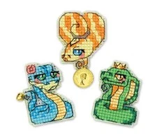 Riolis Kryželiu siuvinėjimo rinkinys ant plastikinės drobės su magnetais (3 vnt. rinkinys) „Snakelets“ 5x6,4x6,5x6 SR2219AC