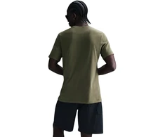 Vyriški marškinėliai Nike Sportswear oliwkowa AR5004 222 (M)