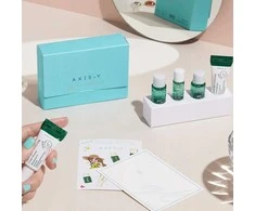 Dark AXIS-Y_SET Mini švytėjimo suteikiantis rinkinys: vieno žingsnio subalansuotas gelinis valiklis su kvinoja, 8 ml + kasdienis valomasis tonikas, 5 ml + intensyvios odos apsaugos ampulė su artišokais, 5 ml + tamsias dėmes koreguojantis švytėjimo suteikiantis serumas