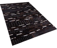 Beliani Odos skiautės kilimas 140 x 200 cm rudos spalvos AKSEKI