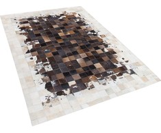 Beliani Odos skiautės kilimas 140 x 200 cm rudos smėlio spalvos OKCULU
