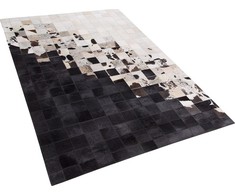 Beliani Odos skiautės kilimas 140 x 200 cm juoda ir balta KEMAH