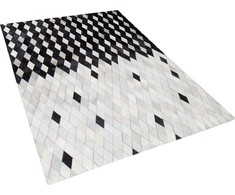 Beliani Odos skiautės kilimas 140 x 200 cm juoda ir balta MALDAN