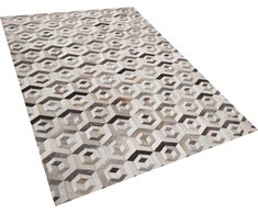 Beliani Dailininko odos kilimas 140 x 200 cm rudos spalvos TAVAK