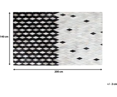 Beliani Odos skiautės kilimas 140 x 200 cm juoda ir balta MALDAN
