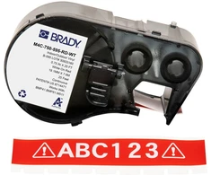 Brady M4C-750-595-RD-WT, raudona, balta, lipni spausdintuvo etiketė, ištisinė etiketė, vinilas, terminio perkėlimo etiketė, akrilas