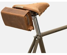 Brooks Balno srieginė BROOKS D-SHAPED, Tamsiai ruda, Talpa 0,75 l, Tvirtinimas prie dirželių, Natūrali oda (Naujiena)