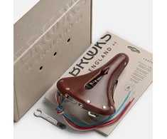 Brooks BROOKS B17 CARVED SHORT balnelis, rudas, plieniniai lankeliai, svoris 460 g, linija „Leather"
