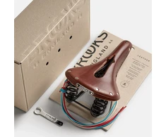 Brooks BROOKS FLYER CARVED balnelis, ruda, plieniniai lankai, svoris 860 g, linija Leather (NEW)