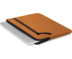 „Dėklas Incase“ kompaktiška rankovė su „Flight Nylon“ su „Incase Zip Tag“, skirta „MacBook Pro“ (13 colių 2022–2012 m.) ir „MacBook Air“ (13 colių 2022–2018 m.) – konjako gintaro spalvos