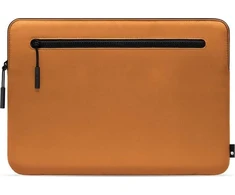 „Dėklas Incase“ kompaktiška rankovė su „Flight Nylon“ su „Incase Zip Tag“, skirta „MacBook Pro“ (13 colių 2022–2012 m.) ir „MacBook Air“ (13 colių 2022–2018 m.) – konjako gintaro spalvos