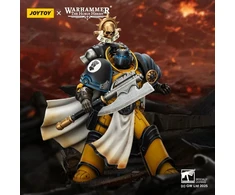 Figūrėlė Hasbro Figūrėlė Warhammer The Horus Heresy Imperial Fists Bibliotekininkas Konsulas su jėgos kirviu ir bolt pistoletu 1/18 12 cm