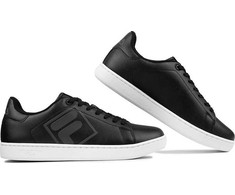 Fila Holdings Buty vyrams Fila Courtbay Logo juoda-balta FFM0364 83036 (42)