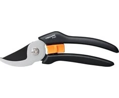 Fiskars Solid™ sekatorius prasilenkiančiais ašmenimis (P121)
