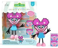 Glo Pals Glo Pals, Abby Bath figūrėlė – rinkinys su dviem sensoriniais kubeliais, švytinčiais vandenyje