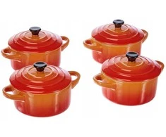 Le Creuset akmens masės indų rinkinys iš 4 smulkių troškintuvų 10x5cm ugnikalnio.
