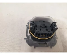 Legrand „Niloe Step Gn 2p+su“ IP44, automatiniai gnybtai, su sklende - juodas 863536B