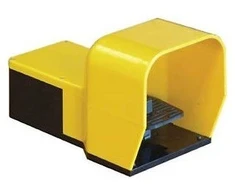Lovato Electric Vienpėdis kojinis jungiklis su apsaugine svirtimi, plastikinis gaubtas, momentiniai kontaktai 1Z 1R KG210S11