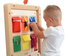 Medinė manipuliacinė sieninė lentelė MASTERKIDZ spalvotos kišenėlė