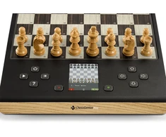 „Millennium Chess Genius Pro 2024 Wood Look“.