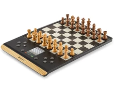 „Millennium Chess Genius Pro 2024 Wood Look“.