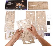NASA erdvėlaivio „Discovery“ Ugears 3D dėlionės modelis
