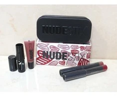 Set Nudestix: Raudona Hot Lips Mini Kit Royal Kreminis Lipstick 04 Nude, 2 ml + Raudona Hot Lips Mini Kit Royal Kreminis Lipstick Posh 2.5 ml