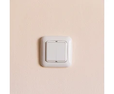 „Shelly Shelly Plug &amp; Play“ „BLU Wall“ jungiklis 4 adapteriai „Busch-Jaeger Baltas“