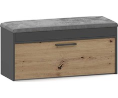 Paramą turite omenyje šį tekstą: "Top E Shop Topeshop PARMA SZAFKA ANT/ART shoe organizer Closed Anthracite, Oak" Vertimas į lietuvių kalbą: **Top E Shop Topeshop PARMA SPINTA ANT/ART batų organizatorius Uždara Antracitas, Ąžuolas** Jei reikia taisyklingesnio lietuviško varianto su paaiškinimu: **Top E Shop Topeshop PARMA spinta ANT/ART batų laikiklis, uždara, antracito ir ąžuolo spalvų**