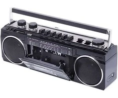 Trevi BT radijas su įrašymo funkcija, kasečių grotuvas/įrašytuvas su automatiniu įrašymo lygiu ir autostop funkcija, 4 juostų radijas MW/FM/SW1-2, USB/SD įėjimai su MP3 failų atkūrimu, belaidis ryšys, leidžiantis klausytis muzikos belaidžiu būdu iš išmaniojo telefono ir planšetės, juodas