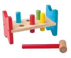 Woody 90002 Eco Wooden Mokomasis spalvotas žaislas Plaktukas su stovu ir formomis (8vnt) vaikams nuo 2 metų (21,5x12cm)